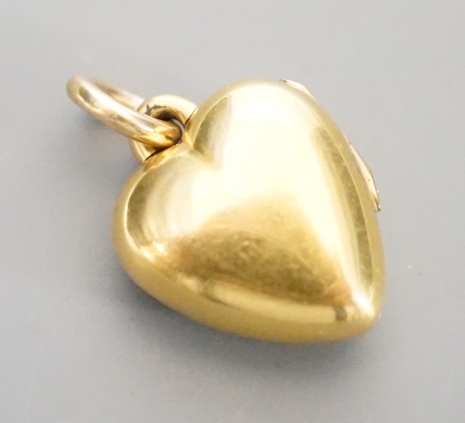An Edwardian 15ct, sapphire, diamond and ruby set heart shaped locket, 17mm, gross weight 5.7 grams.